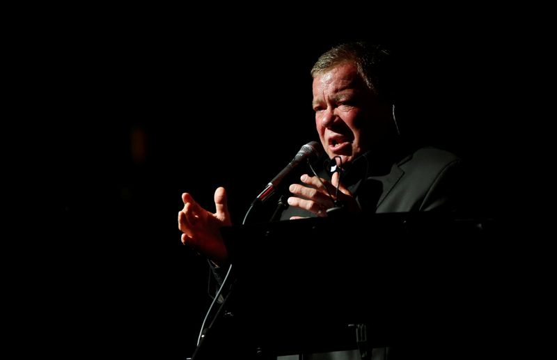 &copy; Reuters. Ator William Shatner em performance no The Canyon Club em Agoura, Califórnia. 24/10/2013. REUTERS/Mario Anzuoni