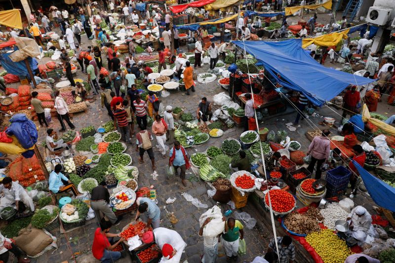 &copy; Reuters. ９月のインド消費者物価指数（ＣＰＩ）は前年同月比４．３５％上昇と、５カ月ぶりの低水準だった。写真は６月、デリーの野菜卸売市場で撮影（２０２１年　ロイター／Adnan Abidi）