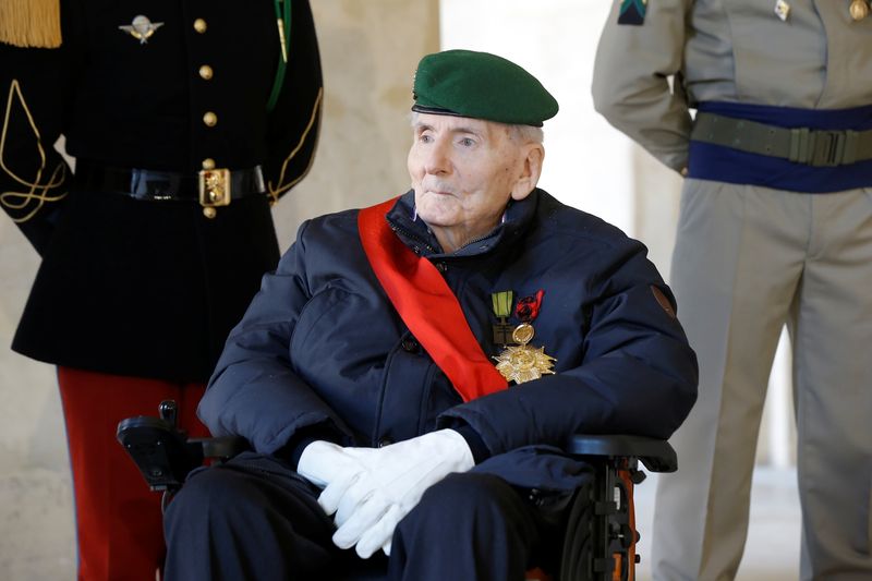 &copy; Reuters. Le dernier compagnon de la Libération, Hubert Germain (photo), s'est éteint mardi à l'âge de 101 ans, a fait savoir l'Elysée, rendant hommage à un "héros" qui fut une "haute silhouette rassurante et protectrice" pour ses hommes dans les combats de 