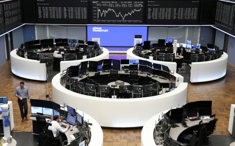 &copy; Reuters. Les Bourses européennes ont terminé en baisse mardi. À Paris, le CAC 40 a terminé en repli de 0,34%. Le Footsie britannique a reflué de 0,23% et le Dax allemand de 0,34%. /Photo prise le 11 octobre 2021/REUTERS/Staff
