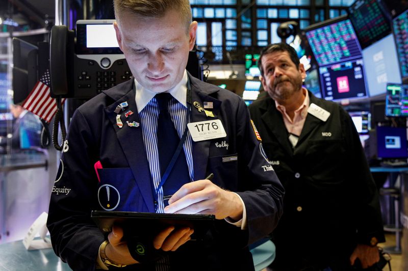 © Reuters. Traders work on the floor of the New York Stock Exchange (NYSE) in New York City, U.S., October 12, 2021.  REUTERS/Brendan McDermid