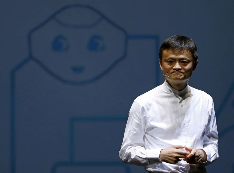 &copy; Reuters. FOTO DE ARCHIVO: Jack Ma, fundador y presidente ejecutivo de Alibaba Group de China, habla frente a una imagen del robot de aspecto humano de SoftBank llamado 'pepper' durante una conferencia de prensa en Chiba, Japón.18 junio 2015. REUTERS/Yuya Shino