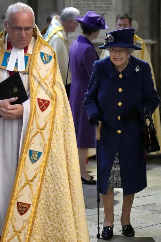 &copy; Reuters. Rainha Elizabeth é vista usando bengala em evento público
12/10/ 2021. 
Frank Augstein/Pool via REUTERS