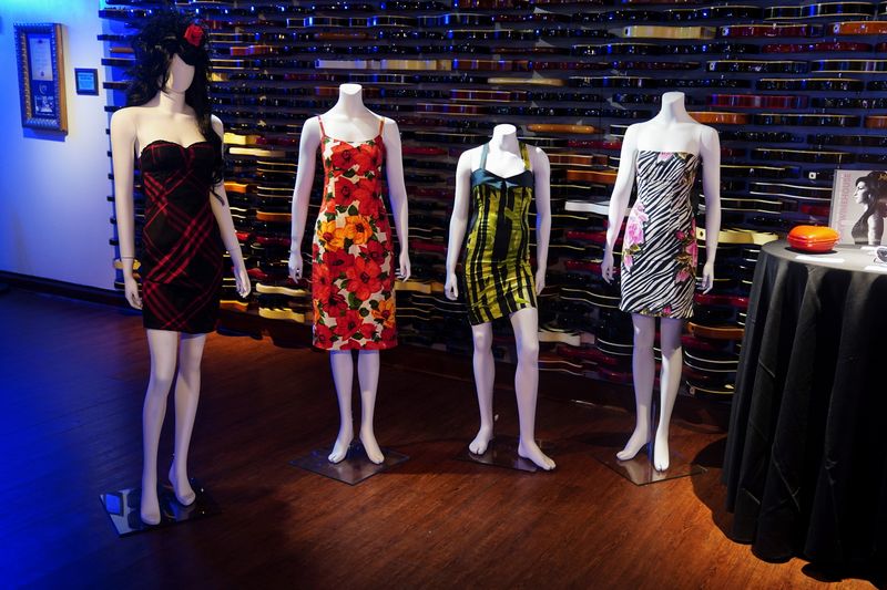 &copy; Reuters. Vestidos usados por Amy Winehouse que saldrán a subasta en el décimo aniversario de su muerte. Manhattan borough of New York City, New York, EEUU, 11 de octubre 2021. REUTERS/Carlo Allegri
