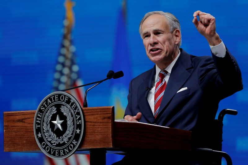 &copy; Reuters. FILE PHOTO: Texas Governor Greg Abbott speaks at the annual National Rifle Association (NRA) convention in Dallas, Texas, U.S., May 4, 2018. REUTERS/Lucas Jackson/File Photo