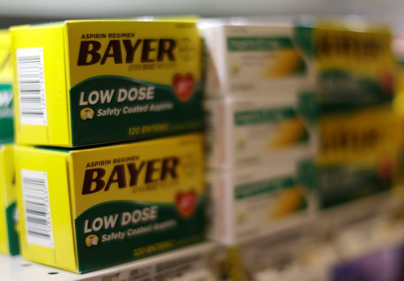 &copy; Reuters. IMAGEN DE ARCHIVO. Cajas de aspirina de Bayer se ven en la tienda Safeway en Wheaton Maryland, EEUU, Febrero 13, 2015.    REUTERS/Gary Cameron