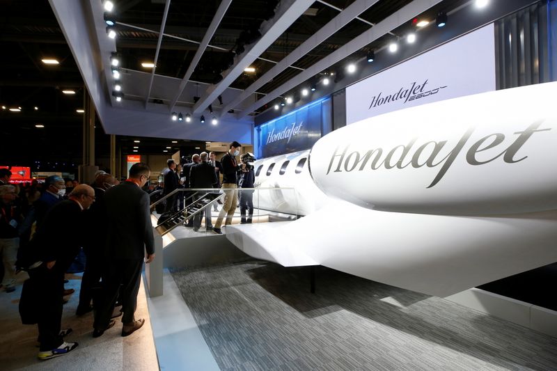 &copy; Reuters. Attendees take a closer look after the unveiling of the HondaJet 2600 concept plane at the Las Vegas Convention Center during the NBAA Business Aviation Convention & Exhibition in Las Vegas, Nevada, U.S., October 12, 2021.  REUTERS/Steve Marcus