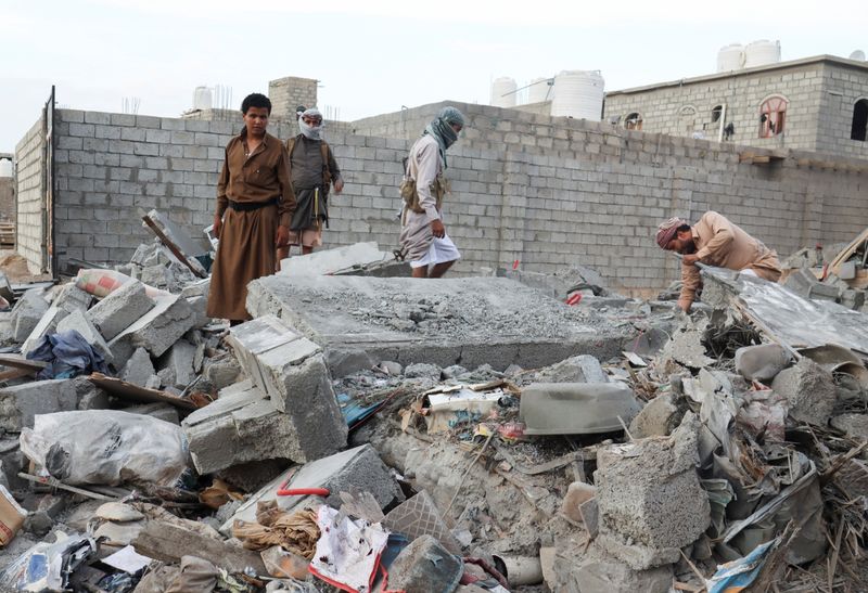 &copy; Reuters. أناس ينقبون وسط أنقاض منزل دمره صاروخ أطلقه الحوثيون في مأرب باليمن يوم 3 أكتوبر تشرين الأول 2021. تصوير: علي عويضة - رويترز.