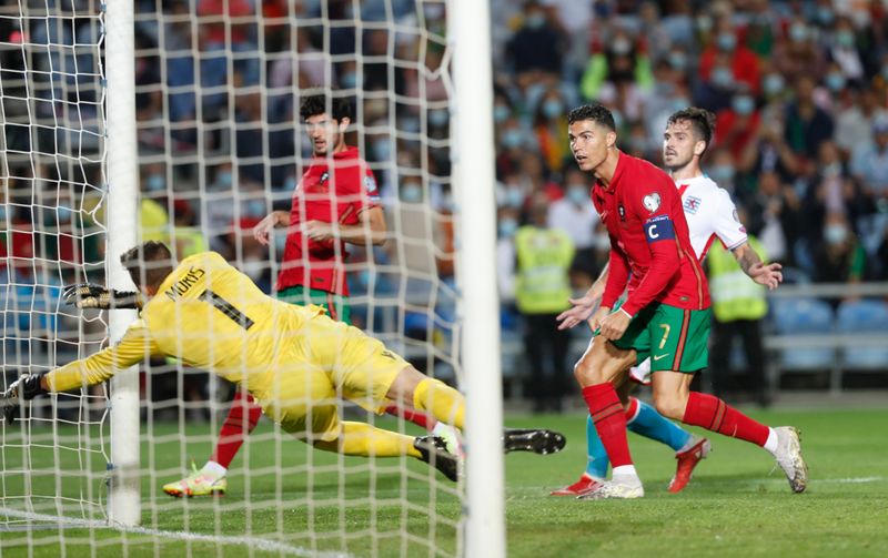 &copy; Reuters. كريستيانو رونالدو يسجل الهدف الخامس للبرتغال في مرمى لوكسمبورج في مباراتهما في المجموعة الأولى بالتصفيات الأوروبية المؤهلة لكأس العالم 2022