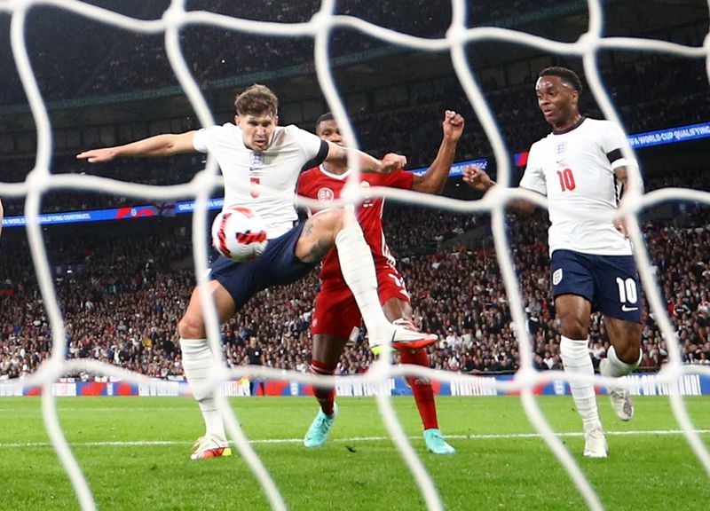 &copy; Reuters. جون ستونز يسجل الهدف الأول لإنجلترا في مباراتها التي انتهت بالتعادل 1-1 مع المجر في المجموعة الأولى لنهائيات كأس العالم 2022 لكرة القدم يوم الث