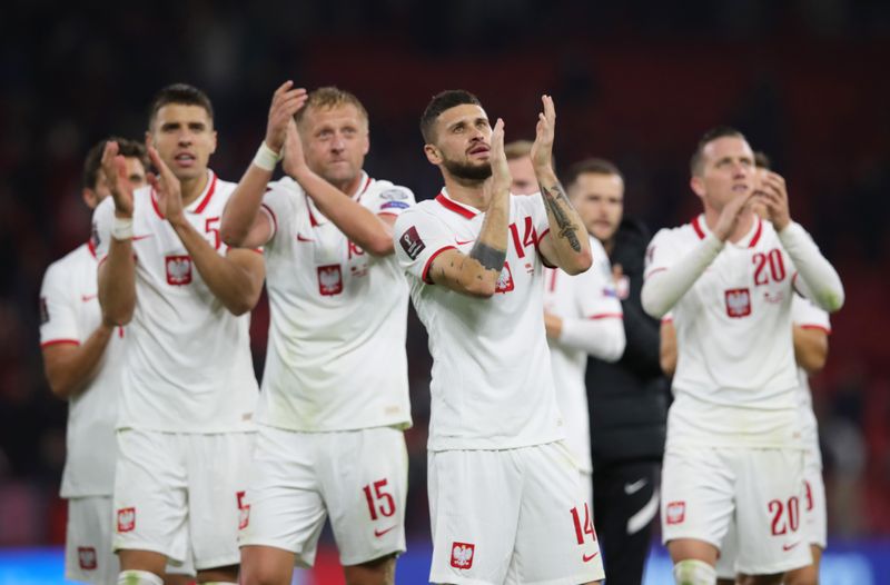 © Reuters. لاعبو بولندا يصفقون عقب المباراة عقب مباراة ألبانيا ضمن تصفيات كأس العالم لكرة القدم في تيرانا يوم الثلاثاء. تصوير:رويترز.