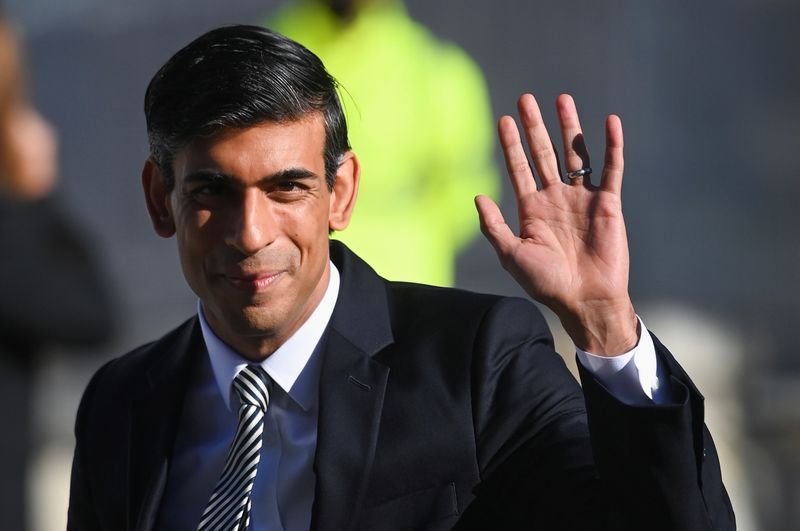 &copy; Reuters. Britain's Chancellor of the Exchequer Rishi Sunak waves as he arrives to attend the annual Conservative Party Conference, in Manchester, Britain, October 6, 2021. REUTERS/Toby Melville/Files