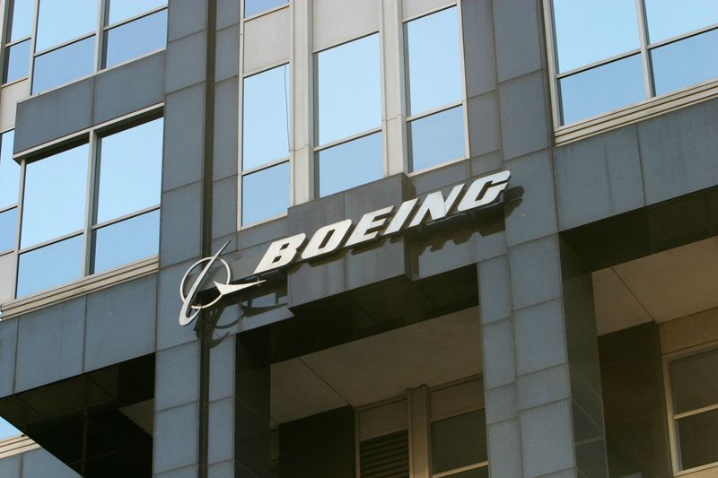 &copy; Reuters. FILE PHOTO: The Boeing logo is seen on the world headquarters office building in Chicago April 26, 2006./File Photo