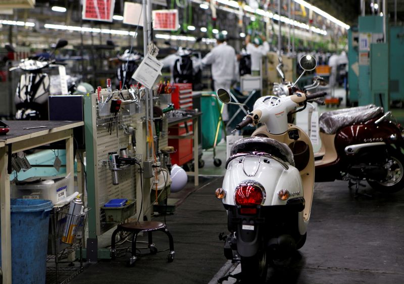 &copy; Reuters. FILE PHOTO: Honda Motor Co.'s scooters are seen in front of an assembly line at Honda's Kumamoto factory in Ozu town, Kumamoto prefecture, Japan, September 13, 2016. REUTERS/Naomi Tajitsu/File Photo/File Photo