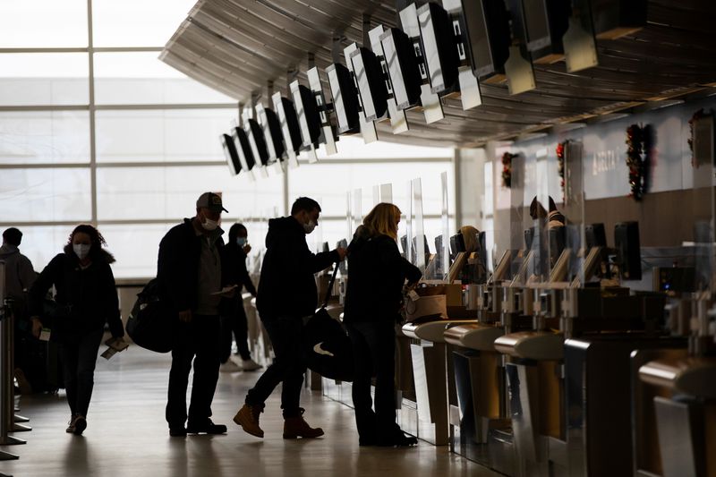 &copy; Reuters. FILE PHOTO: Travelers check in for their flights at Detroit Metropolitan Wayne County Airport, amid the coronavirus disease (COVID-19) pandemic, in Romulus, Michigan, U.S., December 24, 2020. REUTERS/Emily Elconin/File Photo