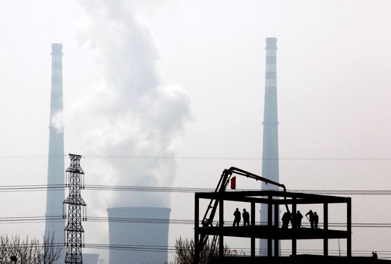 &copy; Reuters.     中国国家エネルギー局が発表した９月の国内電力消費量は前年同月比６．８％増の６９４７億キロワット時（ｋＷｈ）だった。写真は石炭火力発電所、２０１０年４月、北京（２０２１