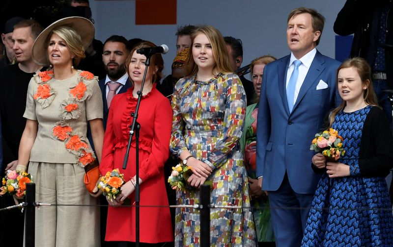 © Reuters. 　１０月１２日、オランダのルッテ首相は、同国王室のカタリナアマリア王女（中央）について、王位継承権を放棄せずにいかなる性別の相手とも結婚する権利があるという見解を示した。２０１９年４月撮影（２０２１年　ロイター／Piroschka van de Wouw）