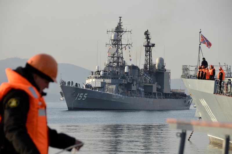 &copy; Reuters. FILE PHOTO: Japanese Maritime Self Defense Force's Asagiri-class destroyer Hamagiri arrives in the far eastern city of Vladivostok, Russia November 20, 2017. REUTERS/Yuri Maltsev