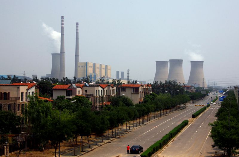 &copy; Reuters. أبراج تبريد ومداخن من محطة طاقة تعمل بالفحم في بكين بصورة من أرشيف رويترز.