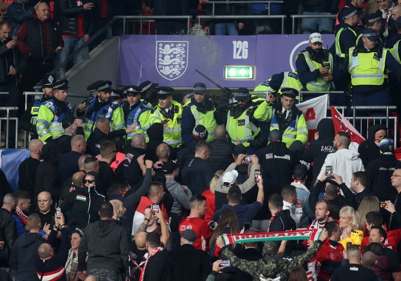 &copy; Reuters. اشتباك بين مشجعين لمنتخب بولندا مع الشرطة الإنجليزية خلال مباراة امام انجلترا بتصفيات كأس العالم في لندن يوم 12 اكتوبر تشرين الأول 2021. تصوير: