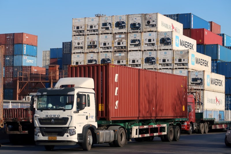 &copy; Reuters. Caminhão carregando contêiner em centro de logística perto do porto de Tianjin, China
12/12/2019.  
 REUTERS/Yilei Sun/File Photo