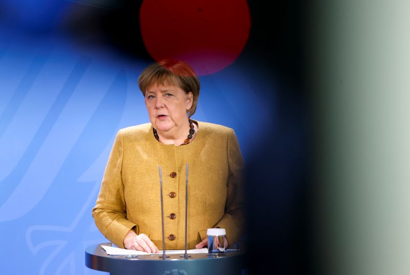 &copy; Reuters. المستشارة الألمانية أنجيلا ميركل تتحدث في برلين يوم 12 أكتوبر تشرين الأول 2021. تصوير: ميشيل تانتوسي - رويترز. 
