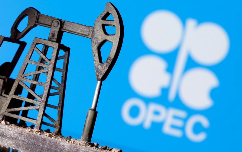 &copy; Reuters. Foto de archivo ilustrativa del logo de la OPEP junto a una impresión 3D de un balancín de petróleo. 
Abril 14, 2020. REUTERS/Dado Ruvic/
