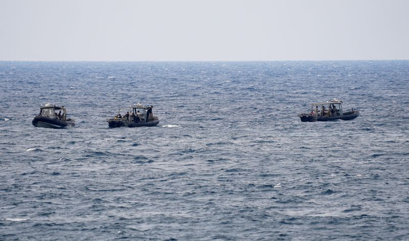 © Reuters. عمليات البحث والإنقاذ جارية تحت الماء بعدما تحطمت طائرة تدريب صغيرة في البحر المتوسط قبالة ساحل لبنان يوم الأربعاء. تصوير: عصام عبد الله - رويترز