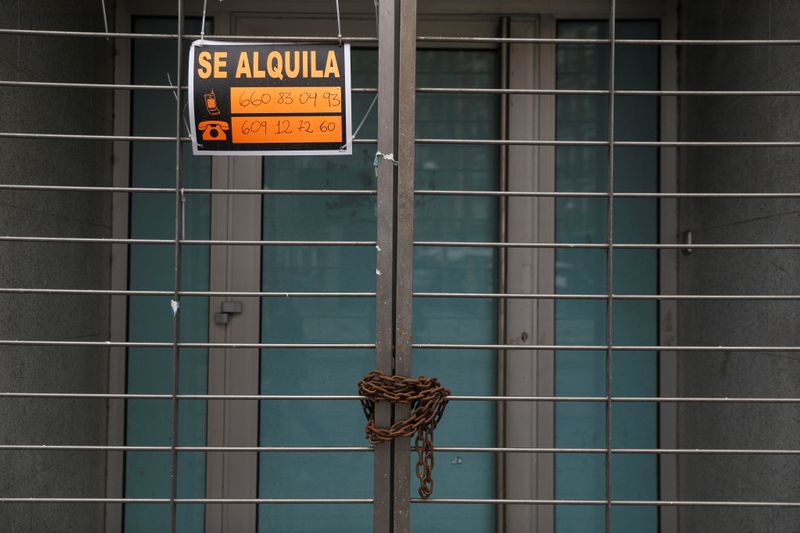 &copy; Reuters. Un cartel de &quot;Se alquila&quot; en la entrada de un negocio cerrado, durante la pandemia de la enfermedad del coronavirus (COVID-19), en Madrid