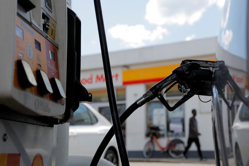 &copy; Reuters. FILE PHOTO: A gas pump is seen in a car at a Shell gas station in Washington, D.C., U.S., May 15, 2021. REUTERS/Andrew Kelly 
