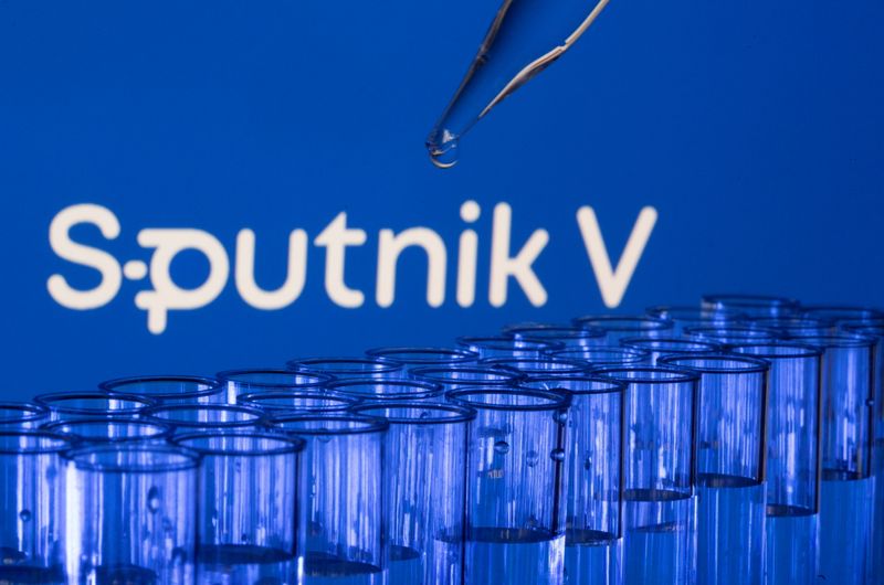 &copy; Reuters. FOTO DE ARCHIVO: Varios tubos de ensayo frente al logotipo de la vacuna Sputnik V contra la COVID-19 en esta imagen de ilustración tomada el 21 de mayo de 2021. REUTERS/Dado Ruvic