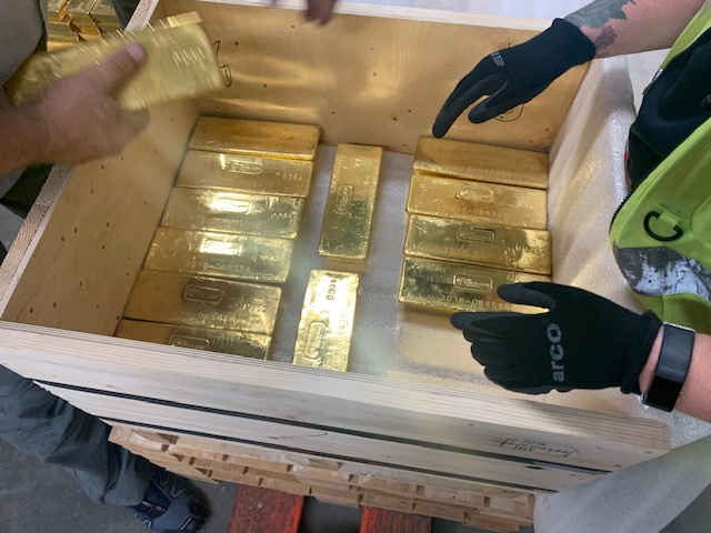 &copy; Reuters. FILE PHOTO: An undated handout picture shows gold bars before their dispatch to Poland's central bank, in London, Britain. G4S via REUTERS  