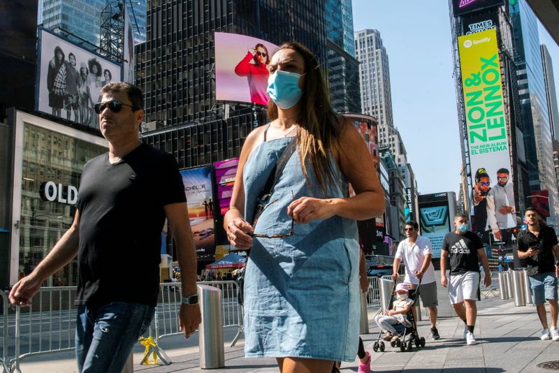 &copy; Reuters. FILE PHOTO: People wear masks around Times Square, as cases of the infectious coronavirus Delta variant continue to rise in New York City, New York, U.S., July 23, 2021. REUTERS/Eduardo Munoz