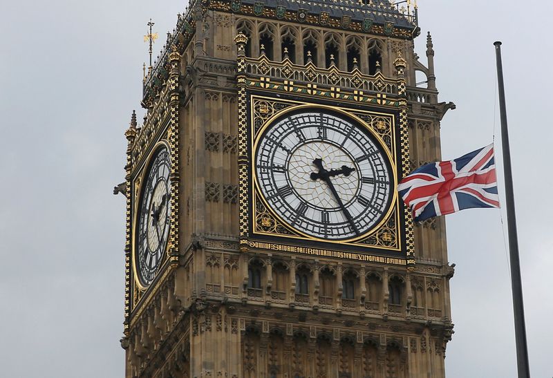 &copy; Reuters. Una bandiera britannica davanti il Big Ben a Londra. REUTERS/Neil Hall
