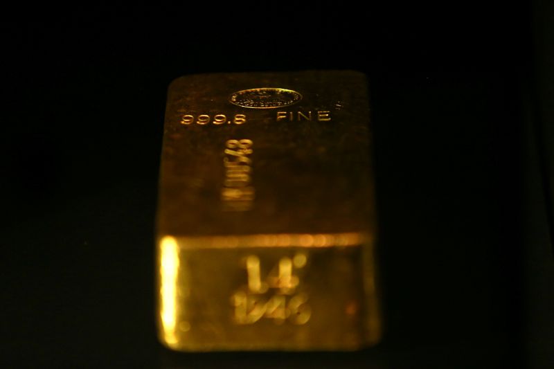 &copy; Reuters. Imagen de archivo de un lingote de oro exhibido en el museo del dinero de la sede dela Banco Central de Chile en Santiago, Chile. 24 marzo 2017. REUTERS/Ivan Alvarado
