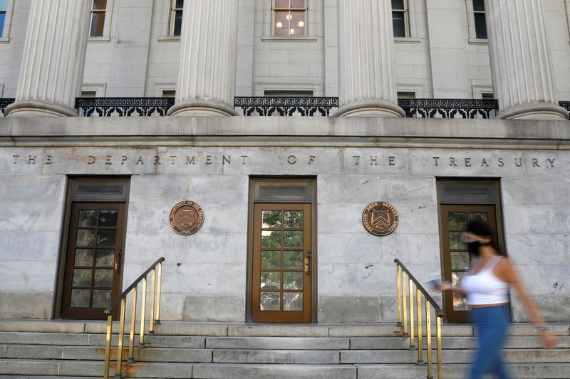 &copy; Reuters. Imagen de archivo de la fachada del edificio del Departamento del Tesoro en Washington, D.C., Estados Unidos. 29 de agosto, 2020. REUTERS/Andrew Kelly/Archivo