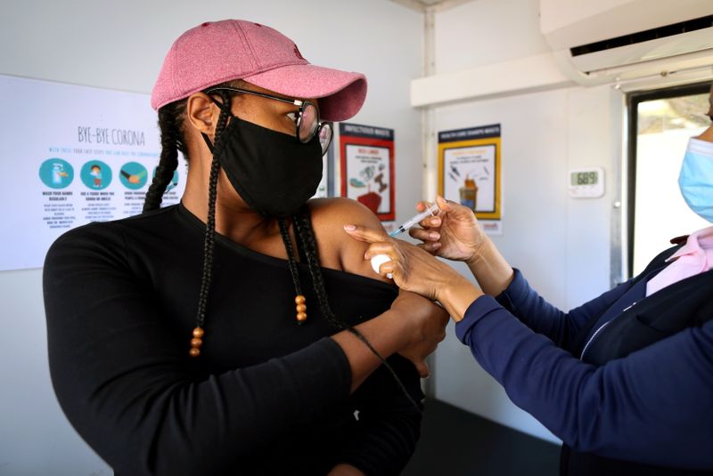 &copy; Reuters. FILE PHOTO: A woman receives the Johnson and Johnson COVID-19 vaccination in Houghton, Johannesburg, South Africa, August 20, 2021. REUTERS/ Sumaya Hisham