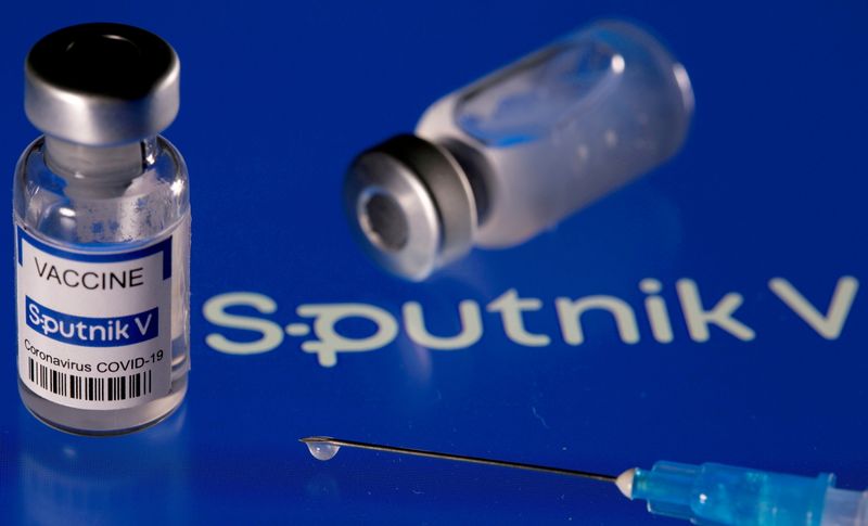 &copy; Reuters. FILE PHOTO: Vials labeled "Sputnik V coronavirus disease (COVID-19) vaccine", March 24, 2021. REUTERS / Dado Ruvic
