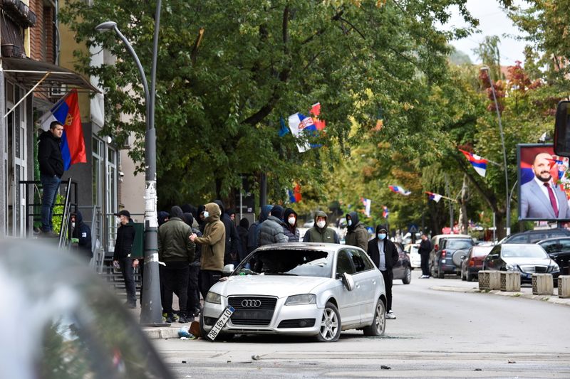 &copy; Reuters. Un manifestant serbe a été grièvement blessé par balle et six policiers kosovars plus légèrement touchés mercredi au cours de heurts qui ont éclaté à la suite d'opérations policières contre des trafiquants présumés dans une région du nord d