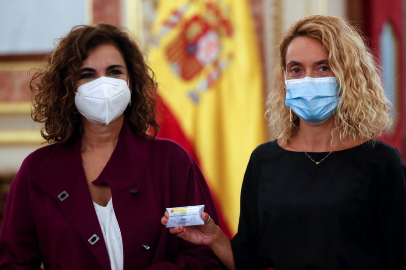 &copy; Reuters. La ministra española de Hacienda, María Jesús Montero, y la presidenta del Congreso de los Diputados, Meritxell Batet, en Madrid