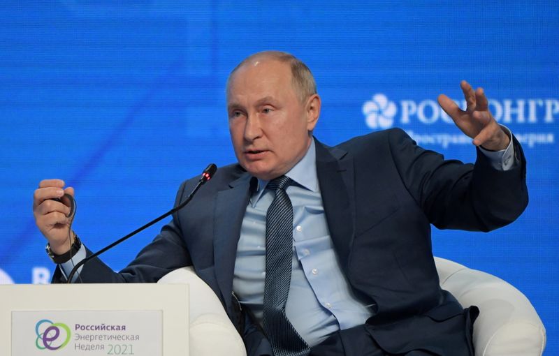 &copy; Reuters. ロシアのプーチン大統領は、欧州諸国が要請すれば天然ガスの供給を増加させる用意があると述べ、ロシアが政治的な意図を持って供給を削減しているとの批判を暗に否定した。１３日、モ