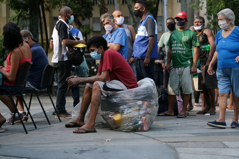 &copy; Reuters. FILE PHOTO: People wait to receive an AstraZeneca coronavirus disease (COVID-19) vaccine during a vaccination campaign for homeless people, in Rio de Janeiro's downtown, Brazil, May 27, 2021. REUTERS/Ricardo Moraes