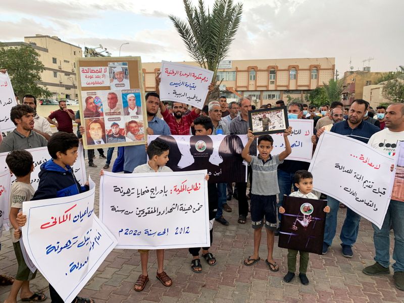 &copy; Reuters. أسر القتلى والمفقودين يطالبون بالعدالة لذويهم بعد اكتشاف قبور جماعية في ترهونة في ليبيا يوم التاسع من اكتوبر تشرين الأول 2021. تصوير: أيمن الس