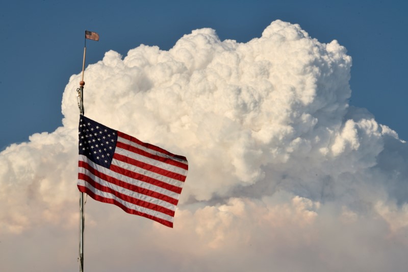 &copy; Reuters. Una bandiera statunitense a Bly, Oregon, Usa, 15 luglio 2021. REUTERS/Mathieu Lewis- Rolland