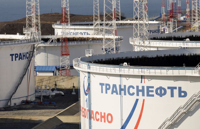 &copy; Reuters. A general view of oil tanks in the Transneft – Kozmino Port near the far eastern town of Nakhodka, Russia November 15, 2017. REUTERS/Yuri Maltsev