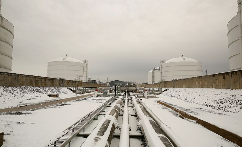 © Reuters. FILE PHOTO: Snow covered transfer lines leading to storage tanks at the Dominion Cove Point Liquefied Natural Gas (LNG) terminal in Lusby, Maryland, March 18, 2014. REUTERS/Gary Cameron 