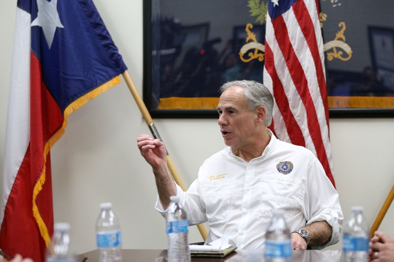 &copy; Reuters. FILE PHOTO: Governor Greg Abbott meets with Texas National Guard troops and U.S. Border Patrol personnel for a briefing regarding security along the Mexico-U.S. border in Weslaco, Texas, U.S., April 12, 2018.  REUTERS/Loren Elliott