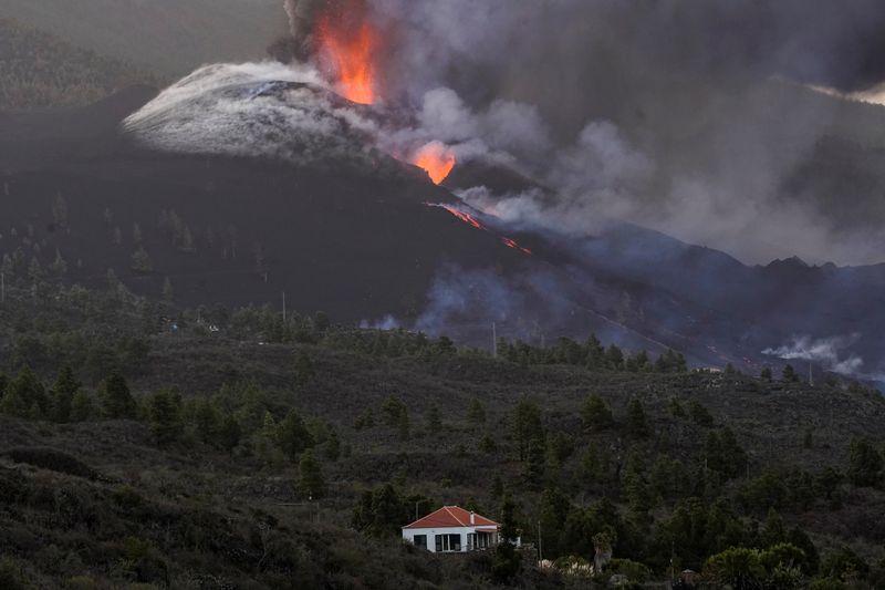 &copy; Reuters. FOTO DE ARCHIVO: La erupción del volcán Cumbre Vieja continúa en la isla de La Palma, en el archipiélago de las Islas Canarias, España, el 2 de octubre de 2021. REUTERS/Juan Medina