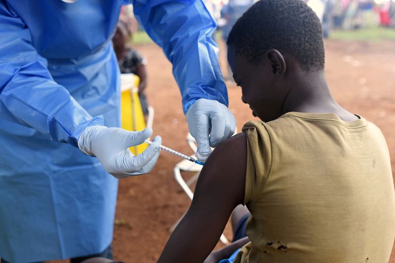 &copy; Reuters. FOTO DE ARCHIVO: Un trabajador sanitario congoleño administra la vacuna contra el ébola a un niño que estuvo en contacto con un enfermo en la aldea de Mangina, en la provincia de Kivu del Norte de la República Democrática del Congo. 18 de agosto de 2