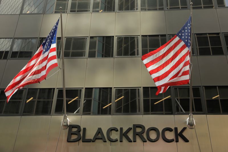 &copy; Reuters. 米資産運用大手ブラックロックが１３日に発表した第３・四半期（９月３０日まで）決算は利益が予想を上回った。市場のボラティリティーが増大したことで預かり資産の増加は抑制された